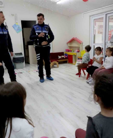 Minikleri trafik kurallarını zabıtadan öğreniyor