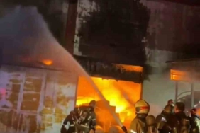 Mobilya fabrikasında yangın...Fırtına yangını büyüttü, 22 itfaiye müdahale ediyor