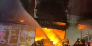 Mobilya fabrikasında yangın...Fırtına yangını büyüttü, 22 itfaiye müdahale ediyor