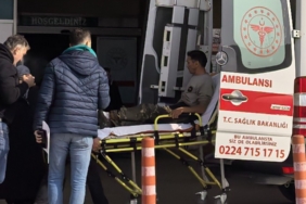 Motorlu testere ile odun keserken ayağını kesti