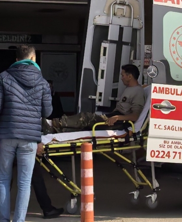Motorlu testere ile odun keserken ayağını kesti