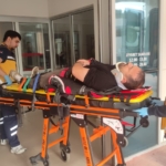 Motosiklet dönüş yapan otomobile çarpmamak için kayıp düştü