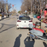 Motosiklet park halindeki otomobile çarptı: 2 yaralı