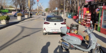 Motosiklet park halindeki otomobile çarptı: 2 yaralı