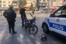 Motosikletliyi kaskıyla dövdü, kanlar içinde kaldı