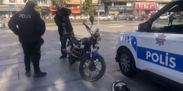 Motosikletliyi kaskıyla dövdü, kanlar içinde kaldı