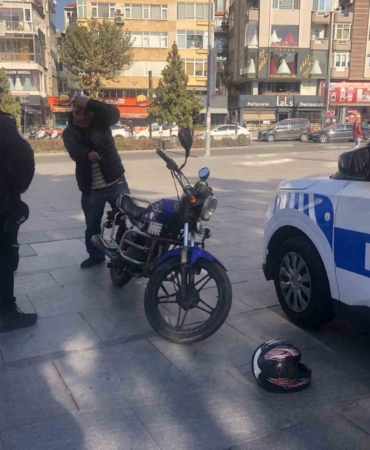 Motosikletliyi kaskıyla dövdü, kanlar içinde kaldı