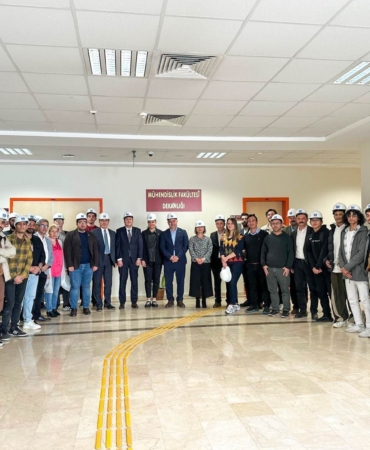 Mühendis adayları ilk baretlerini taktı