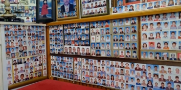 Müşterilerinin vesikalık fotoğraflarını 38 yıldır dükkanında sergiliyor