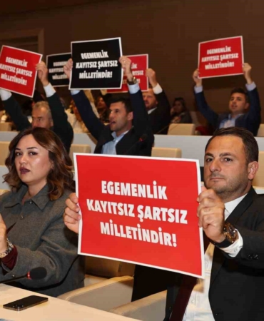 Nilüfer Belediye Meclisi’nde kayyım protestosu