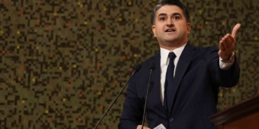 Onursal Adıgüzel’den İBB Meclisi’ne damga vuran konuşma: “Aklınızdan bile geçirmeyin gök kubbeyi başınıza yıkarız”