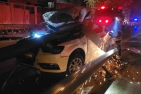 Otomobil bariyere saplandı, sürücü hafif yaralandı