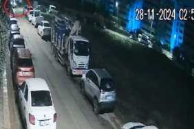 Otomobil ile çarpışan servis minibüsünün yan yattığı kaza kamerada: 8 yaralı