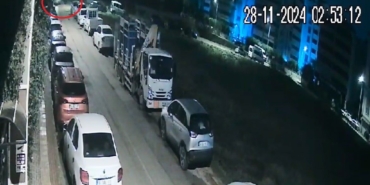 Otomobil ile çarpışan servis minibüsünün yan yattığı kaza kamerada: 8 yaralı