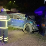 Otomobil park halindeki karavana çarptı