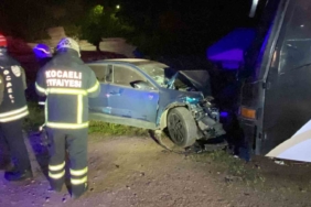 Otomobil park halindeki karavana çarptı