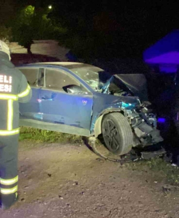 Otomobil park halindeki karavana çarptı