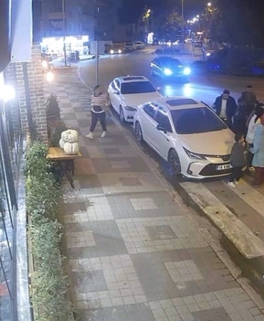 Otomobilin açılan kapısına çarpan scooter sürücüsü yaralandı... O anlar kamerada