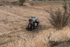 Otomobilin tarlaya uçtuğu kaza ucuz atlatıldı