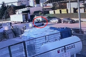 Otomobille çarpışan motosikletteki 2 kişinin yaralandığı anlar kamerada