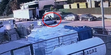 Otomobille çarpışan motosikletteki 2 kişinin yaralandığı anlar kamerada