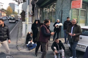 Otomobille çarpışarak fırlayan motosikletli yayanın üzerine düştü: 2 yaralı