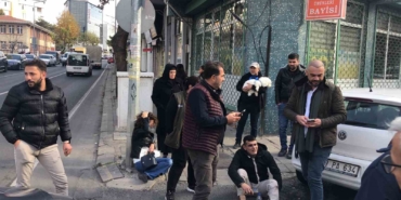 Otomobille çarpışarak fırlayan motosikletli yayanın üzerine düştü: 2 yaralı