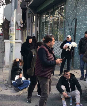Otomobille çarpışarak fırlayan motosikletli yayanın üzerine düştü: 2 yaralı