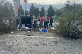 Otoyolda kontrolden çıkan araç 3 ağacı biçti: 2 yaralı