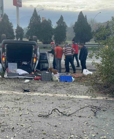 Otoyolda kontrolden çıkan araç 3 ağacı biçti: 2 yaralı