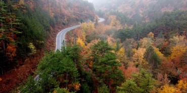 (Özel) Kazdağları’nın sisler içindeki güz renkleri drone ile görüntülendi