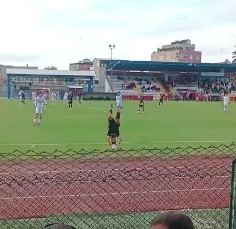 Parende atarak attığı tacı arkadaşı gole çevirdi