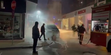Park halindeki araçta yangın çıktı