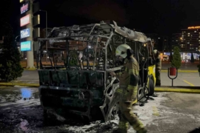 Park halindeki belediye midibüsü alev topuna döndü