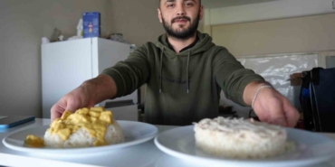 Pilav yaparak hem okuyor hem geçimini sağlıyor