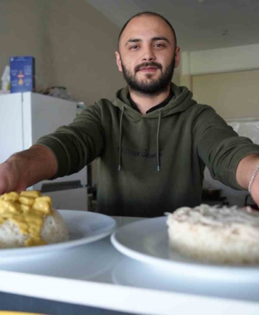 Pilav yaparak hem okuyor hem geçimini sağlıyor