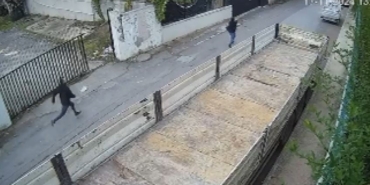 Polisten kaçarken duvara çarptı, yaya olarak kaçmaya devam etti