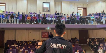 Polisten kolej öğrencilerine siber güvenlik eğitimi
