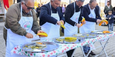 Protokol üyeleri kabak dilimini en kısa sürede soymak için yarıştı
