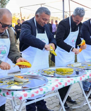 Protokol üyeleri kabak dilimini en kısa sürede soymak için yarıştı