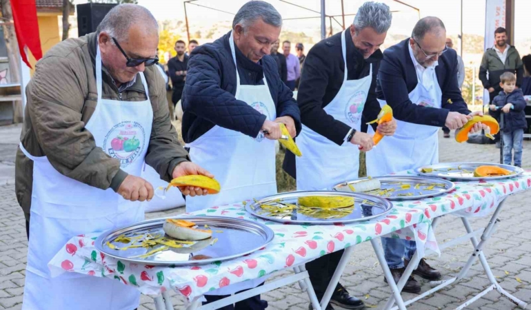 Protokol üyeleri kabak dilimini en kısa sürede soymak için yarıştı