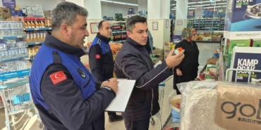 Raf ve kasa arasındaki fiyat farkı zabıtaya takıldı