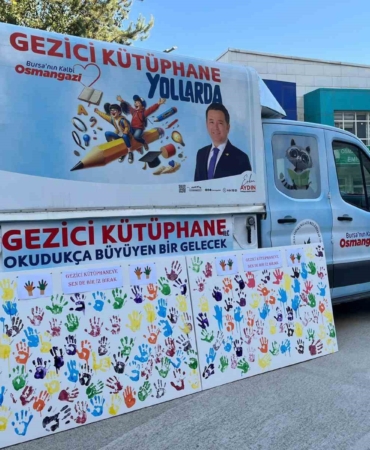 Rengarenk elleriyle Gezici Kütüphaneye iz bıraktılar