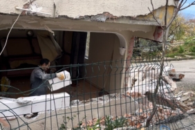 Rüzgar vurdu, yokuş aşağı kaçan kamyon evin salonuna girdi