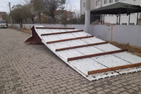 Rüzgarda uçan çatı elektrik tellerini kopardı