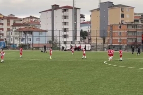 Sahanın sevimli ziyaretçisi futbolcuların antrenmanına ortak oldu
