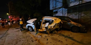 Sakarya’da ambulans ve üç aracın karıştığı zincirleme kaza kamerada: 1 ölü, 3 yaralı