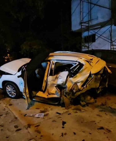 Sakarya’da ambulans ve üç aracın karıştığı zincirleme kaza kamerada: 1 ölü, 3 yaralı