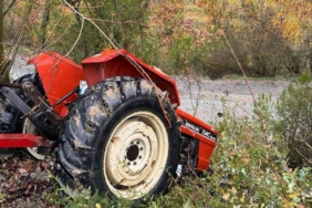 Sakarya’da ehliyetsiz sürücünün kontrolünden çıkan traktör devrildi: 1 ölü, 3 yaralı