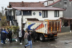 Sakarya’da faciadan dönüldü: Kamyon eve girdi
